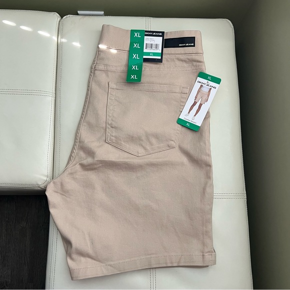 NWT DKNY Jeans Ladie's Comfort Stretch Pull-On Bermuda Short, size XL - Picture 3 of 3
